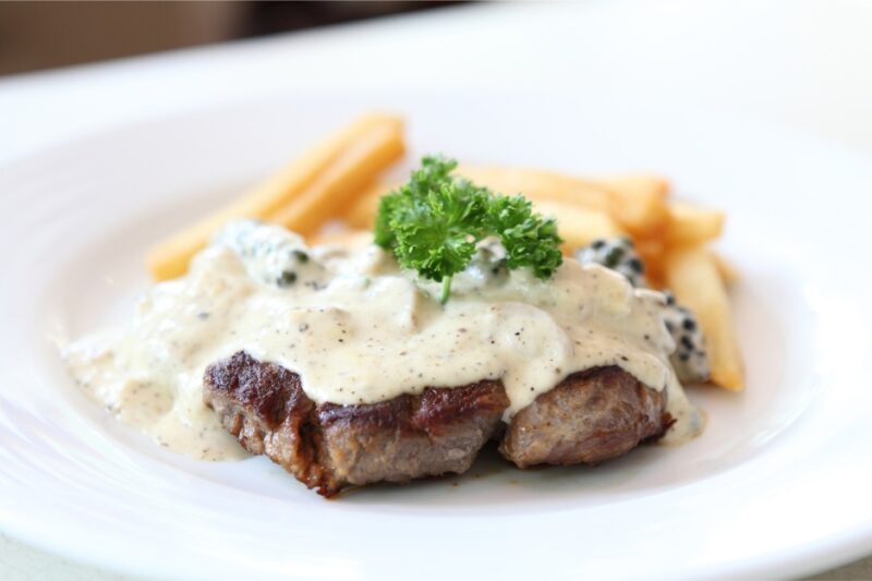 What wine goes with steak and creamy sauce