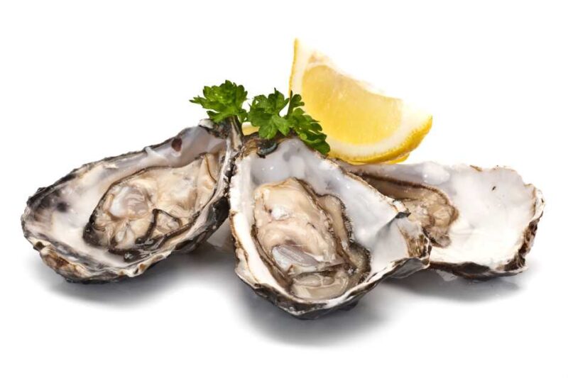 Wine pairing for oysters with a slice of lemon